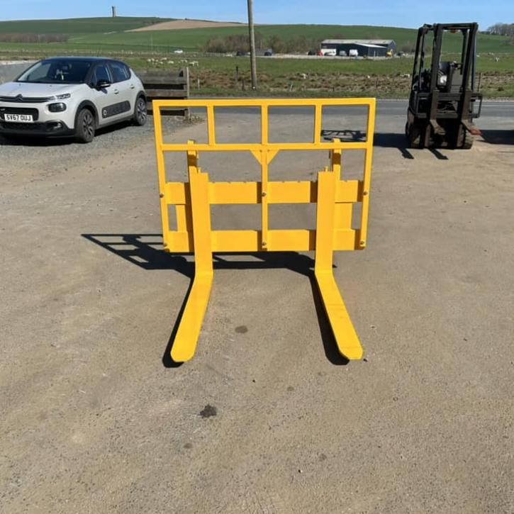 4 ton Pallet Forks with guard and Volvo Hooks