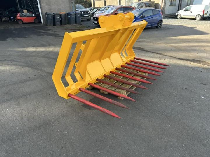 8ft Muck Fork with Pin and Cone and JCB Slew Digger Brackets 