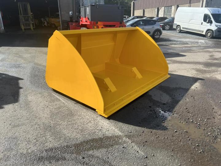 2.5 ton Hi-Tip Grain Bucket with Pin and Cone brackets