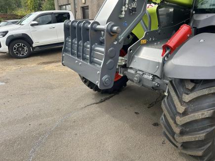 Quick Hitch Adaptor - Claas Scorpion 635 to pick up Scorpion hooks