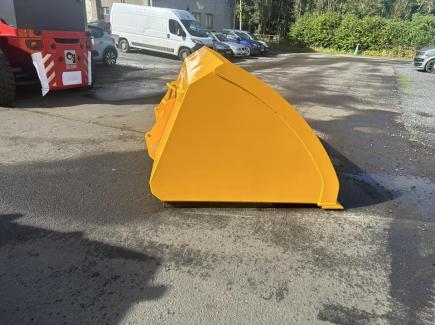 2.5 ton Hi-Tip Grain Bucket with Pin and Cone brackets